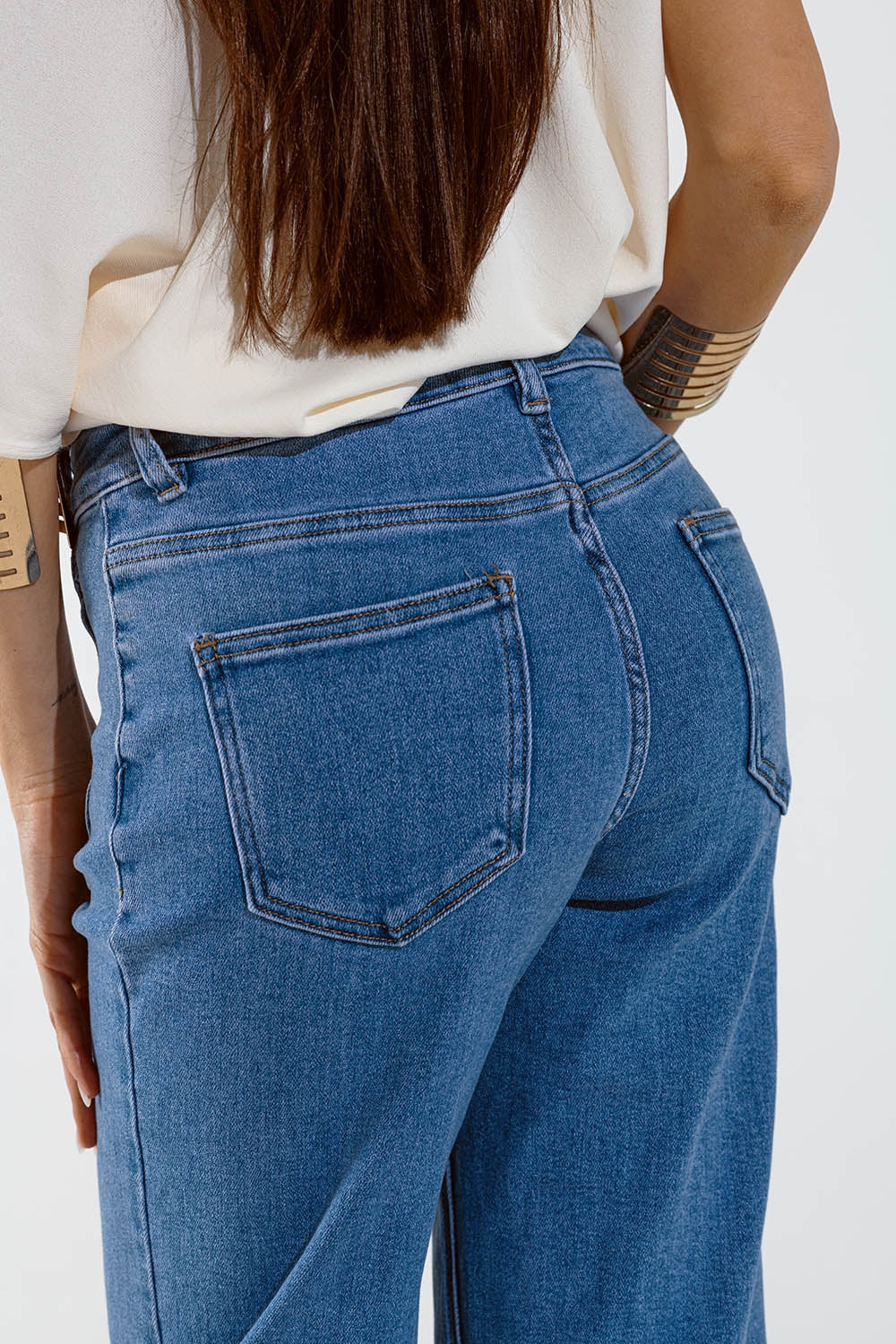 Jean droit style marine avec détails de boutons dorés sur le côté en bleu moyen