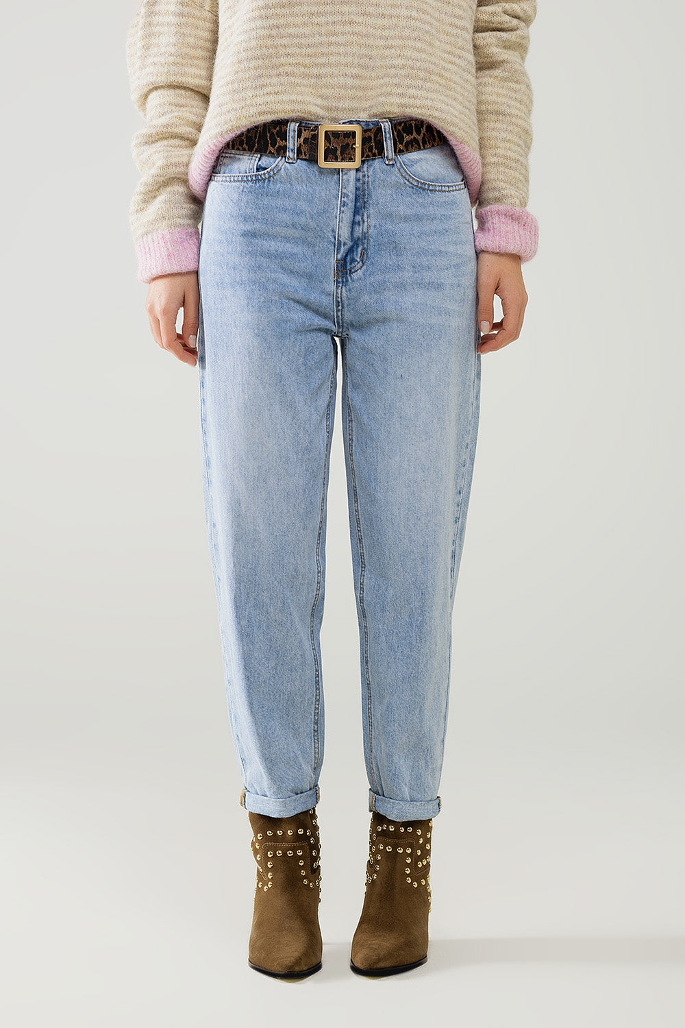 Q2 Jean droit taille haute à délavage clair