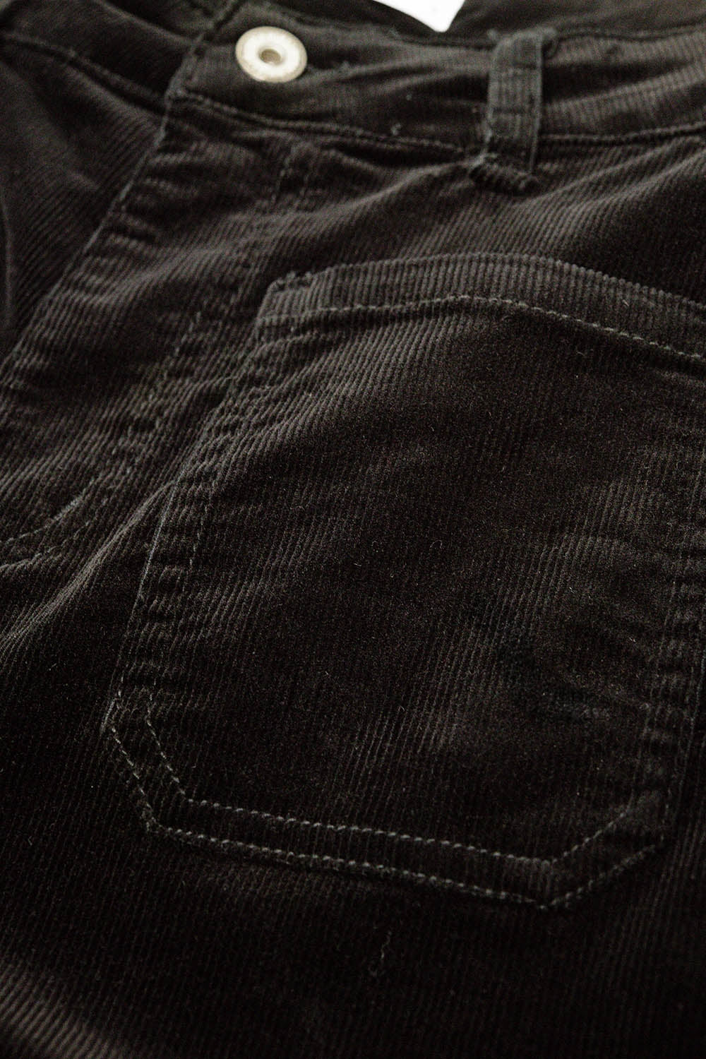 Jean en velours côtelé à jambes droites noir avec poches