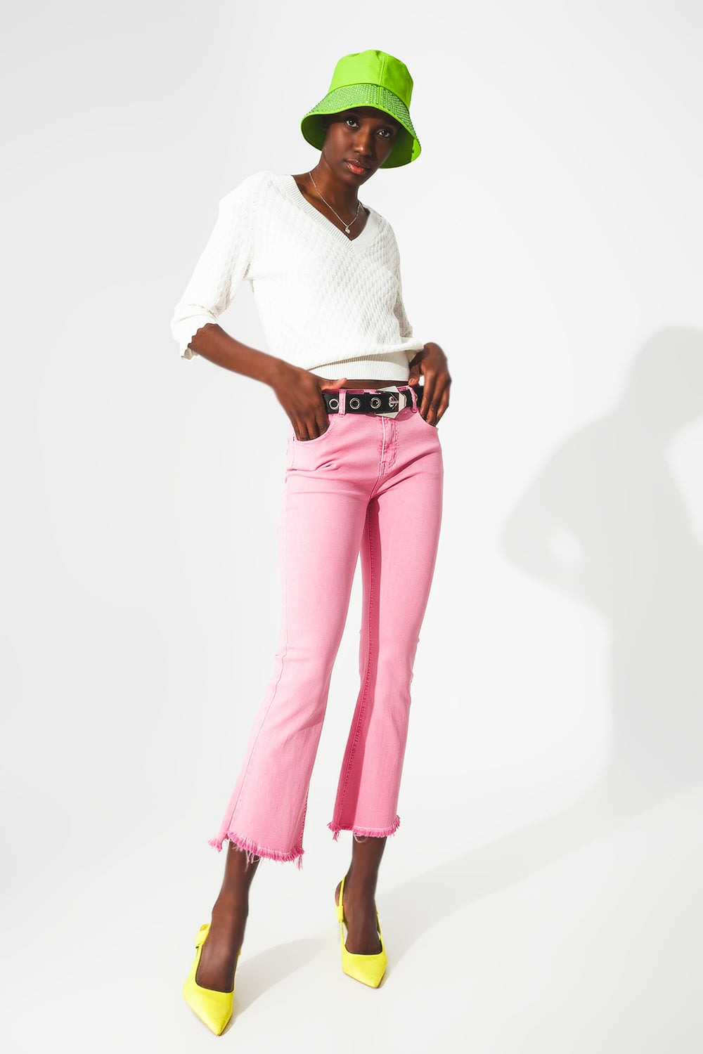 Jean évasé avec ourlet brut en rose bubblegum