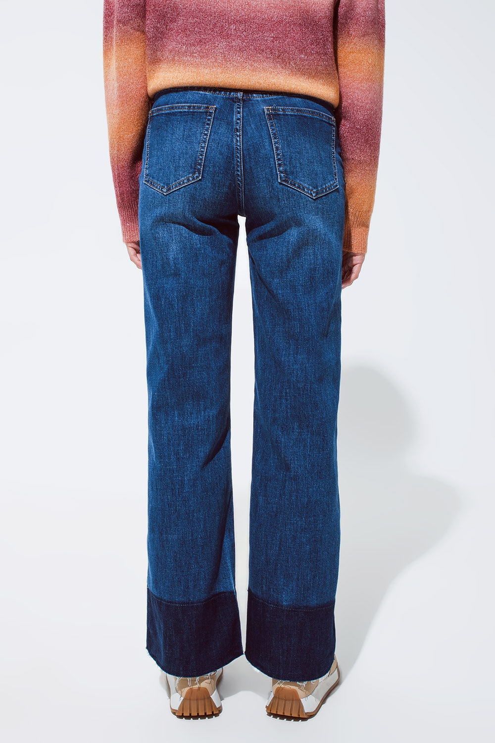 Jean évasé bleu avec ourlet bleu foncé