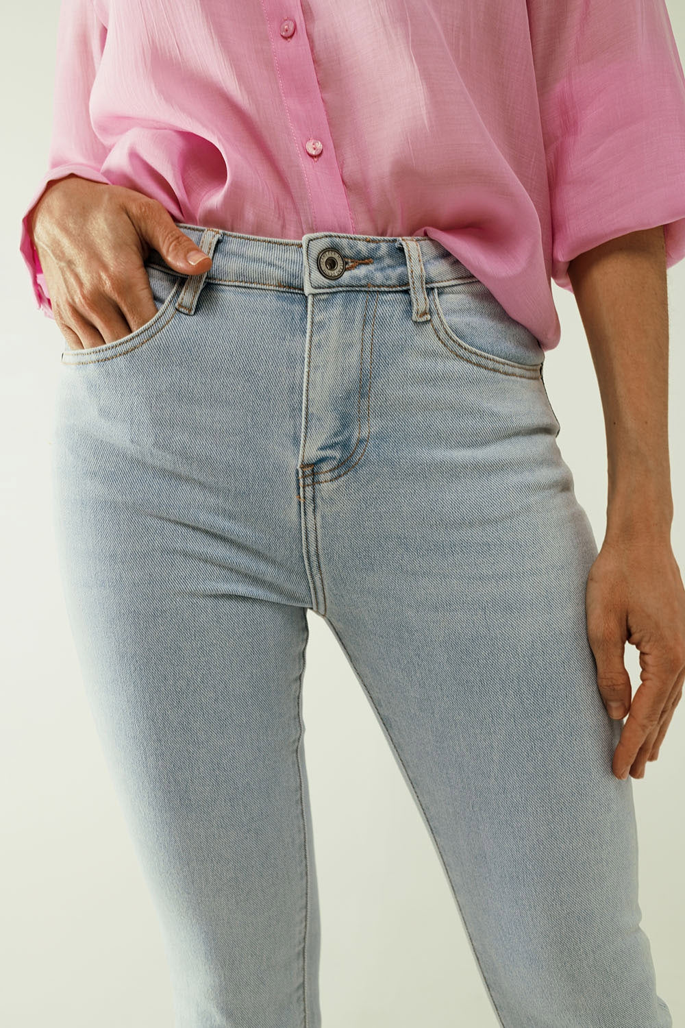 Jean évasé bleu clair avec cinq poches et finition sans couture