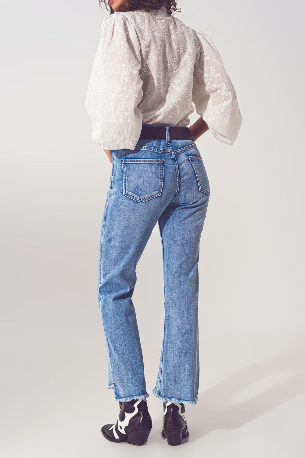 Jean évasé en Bleu Clair à Ourlet Asymétrique