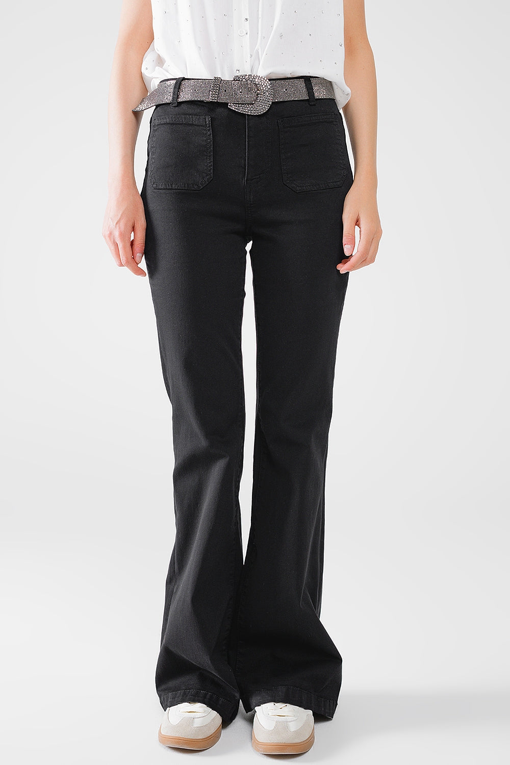 Q2 Jean évasé skinny noir avec poches sur le devant