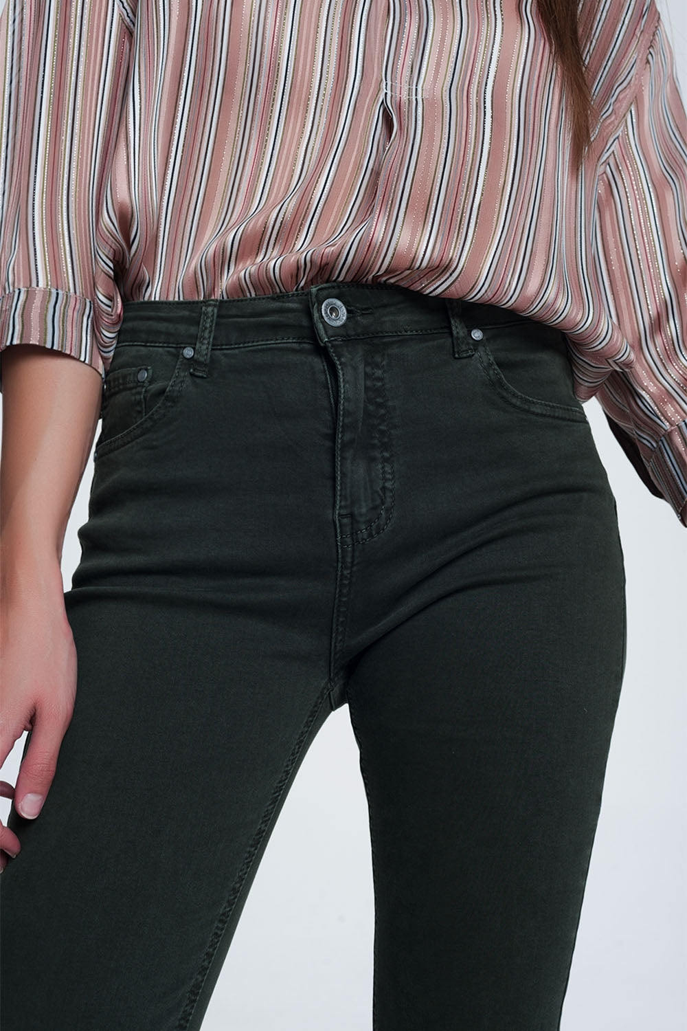 Jean évasé taille haute avec ourlet à bords bruts en kaki