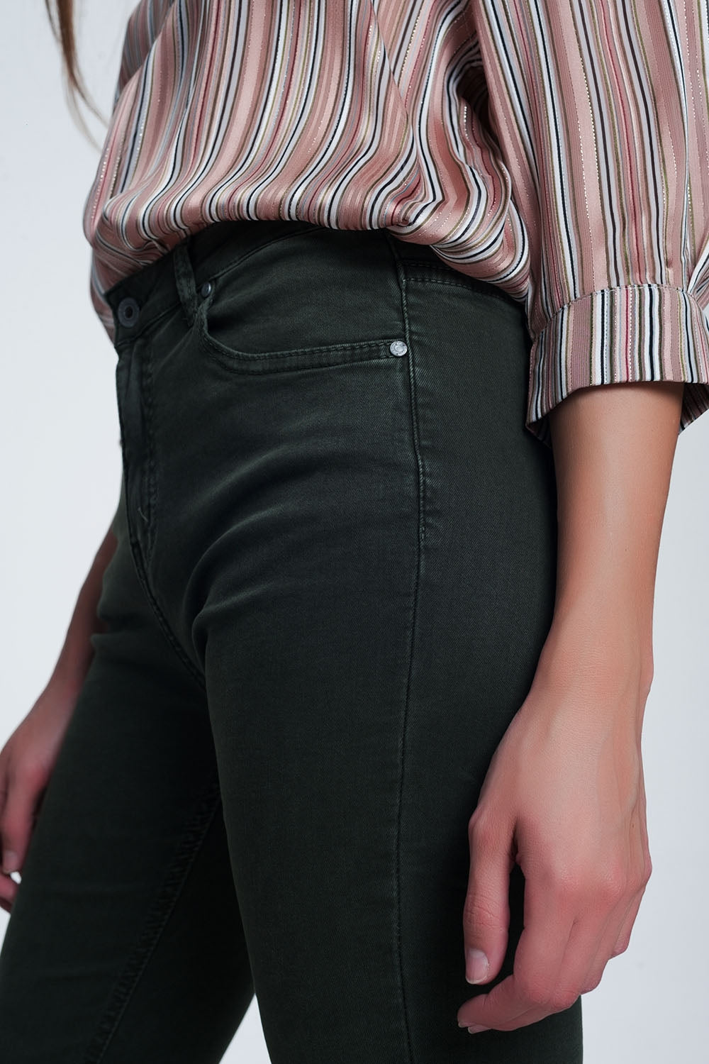 Jean évasé taille haute avec ourlet à bords bruts en kaki