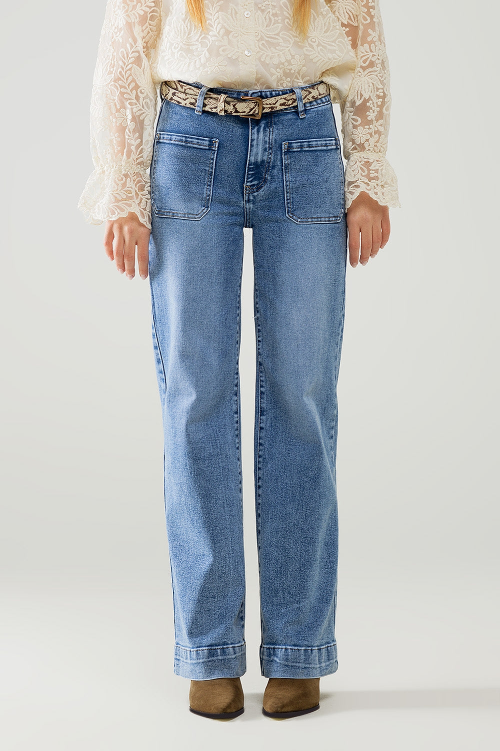 Q2 Jean extensible à jambe droite avec poches sur le devant délavage moyen