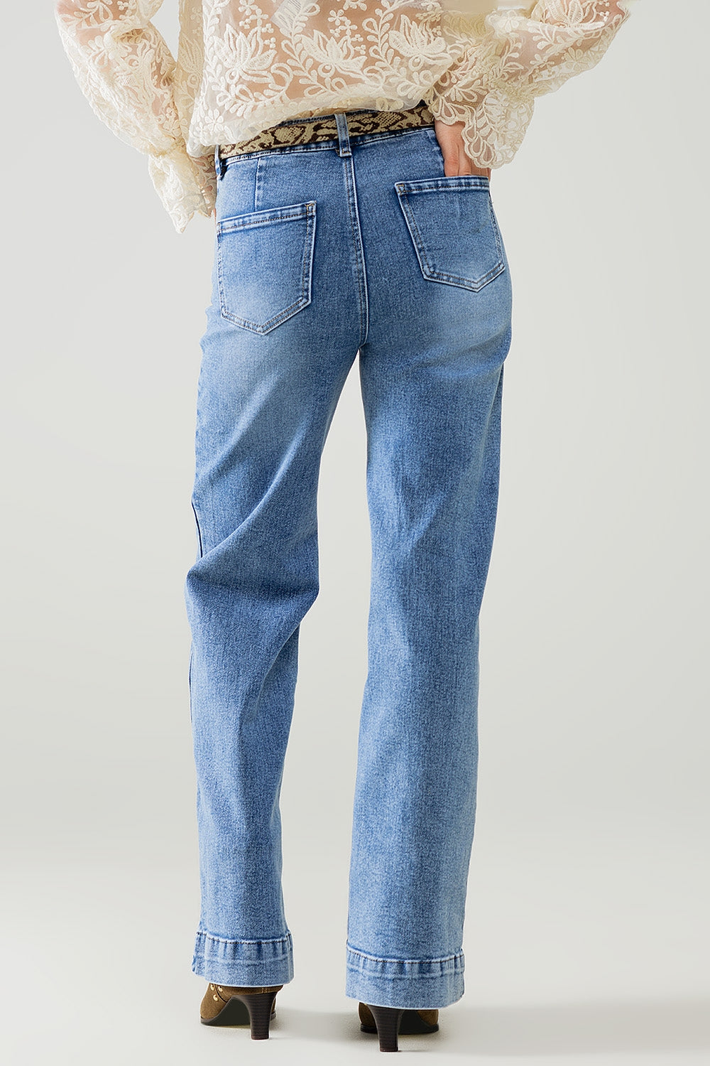 Jean extensible à jambe droite avec poches sur le devant délavage moyen