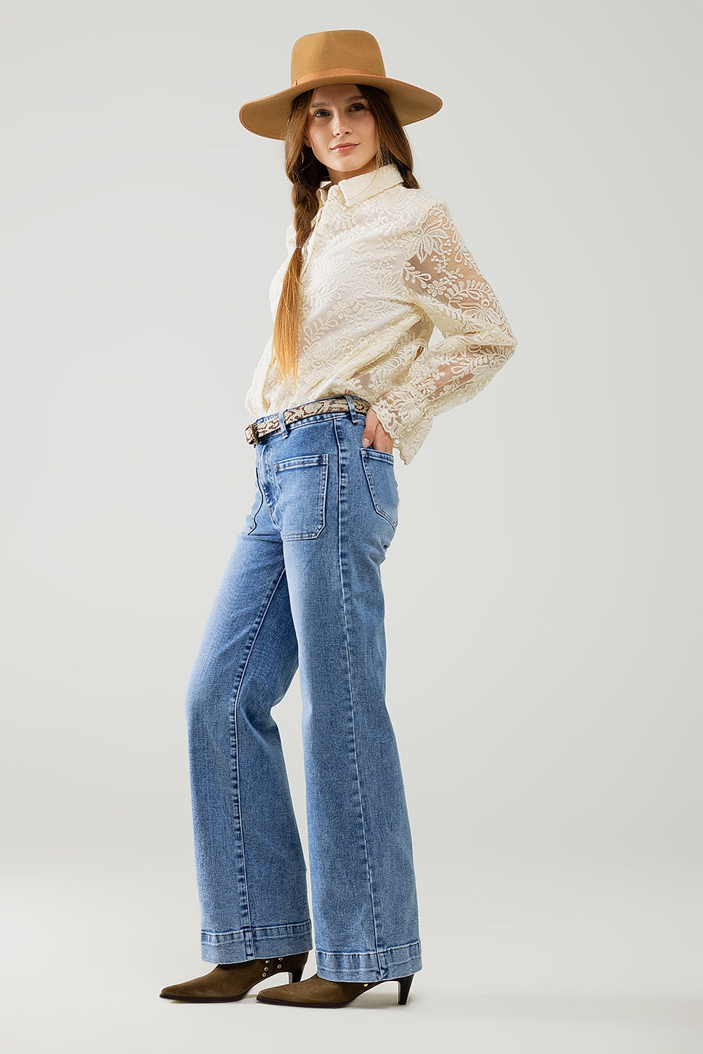 Jean extensible à jambe droite avec poches sur le devant délavage moyen