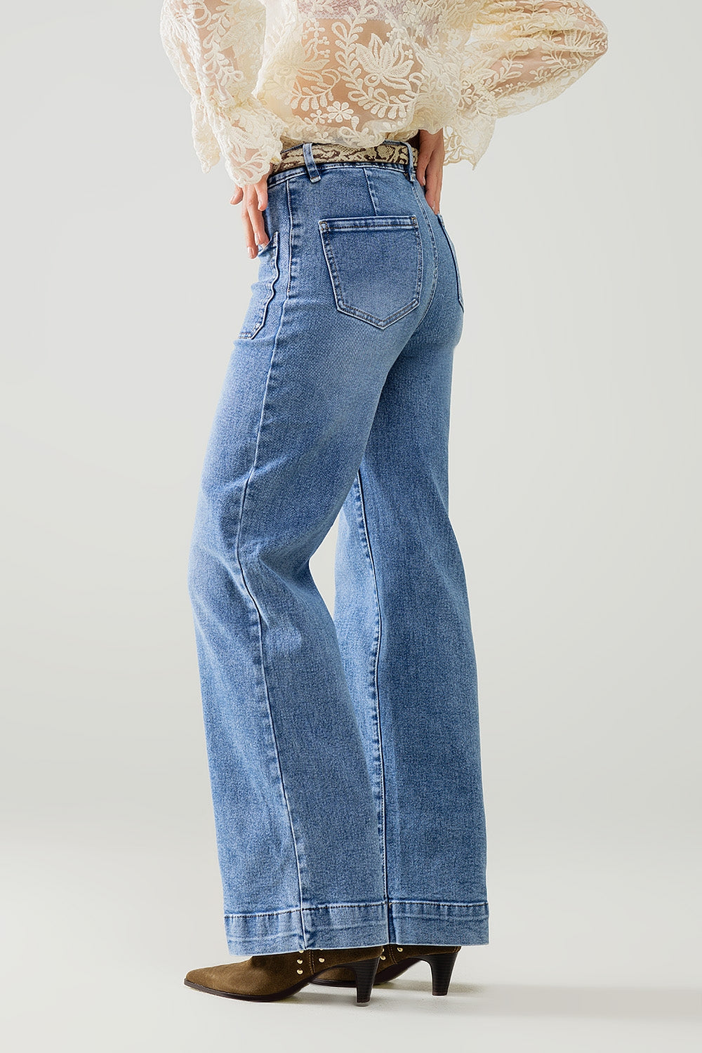 Jean extensible à jambe droite avec poches sur le devant délavage moyen