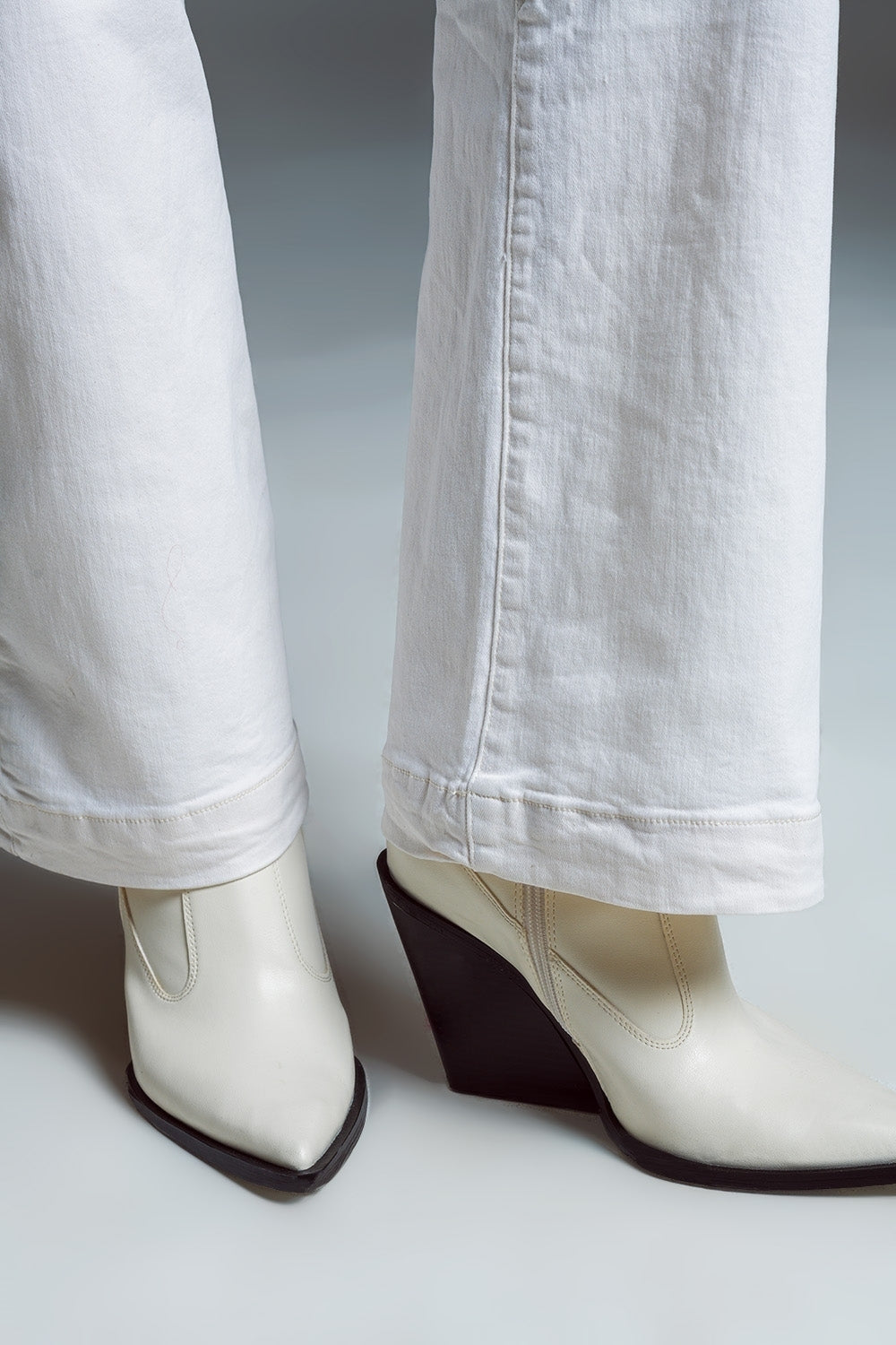jean flare à taille haute et poches avant en blanc