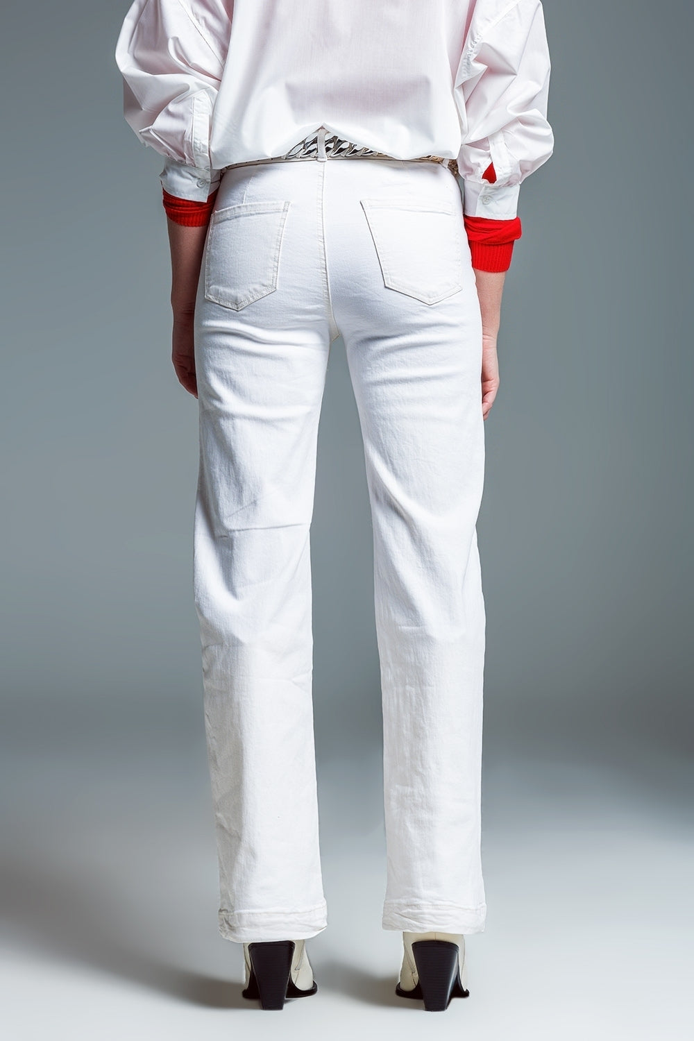 jean flare à taille haute et poches avant en blanc