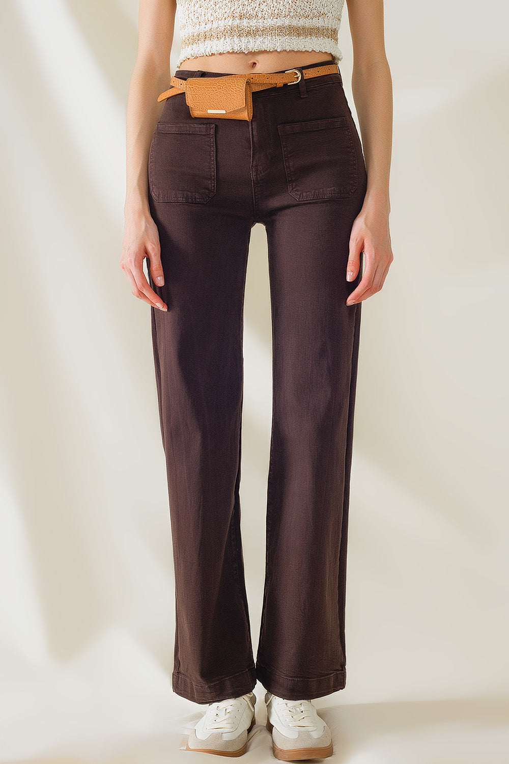 Q2 jean flare à taille haute et poches avant marron foncé