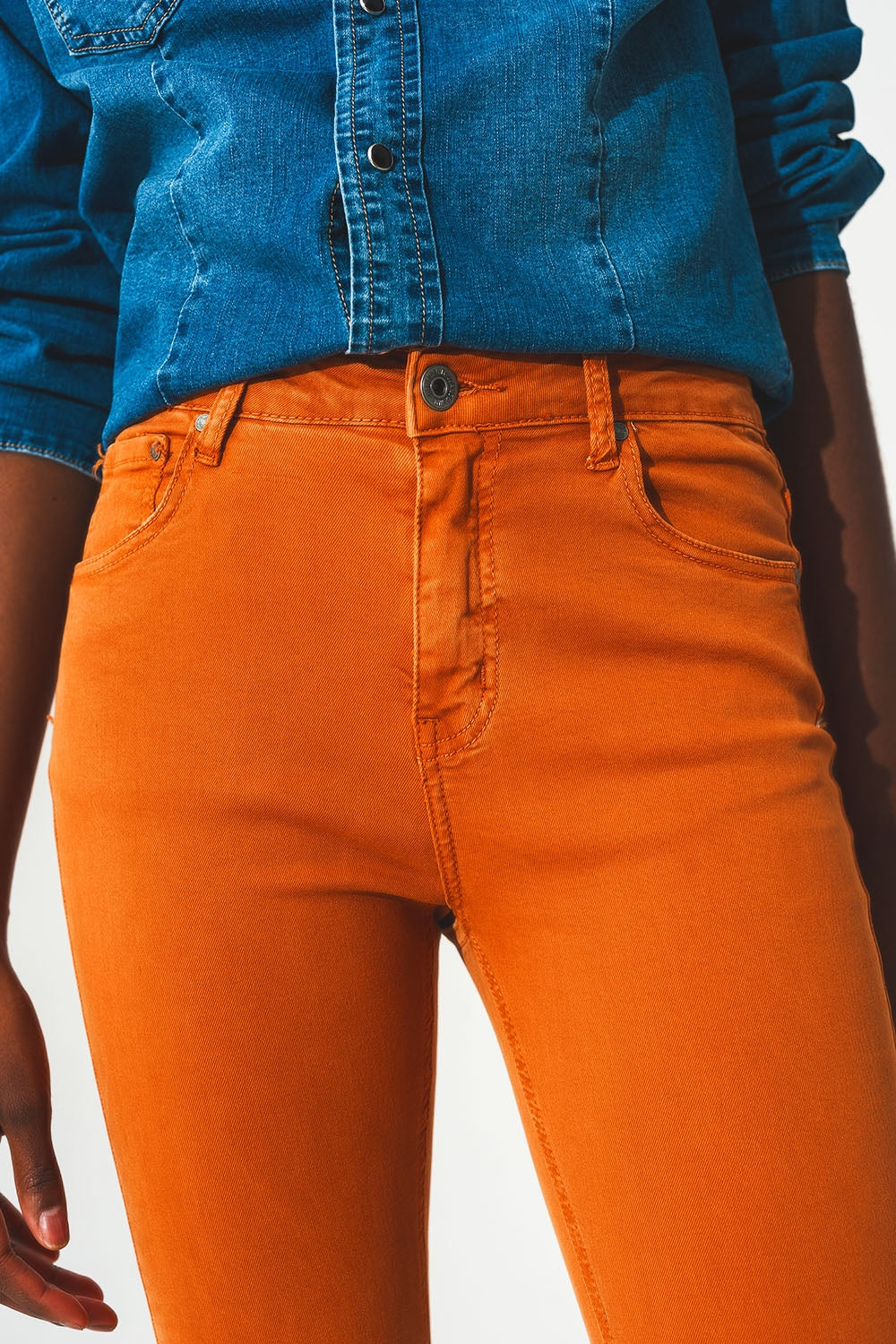 Jean flare avec bord brut en orange