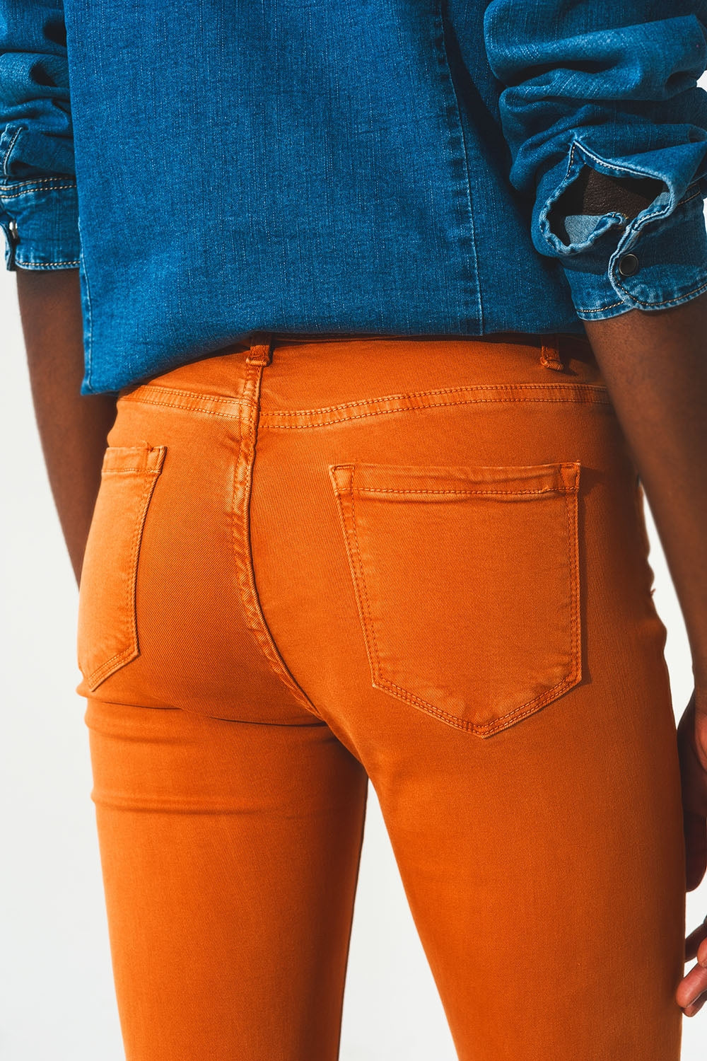 Jean flare avec bord brut en orange