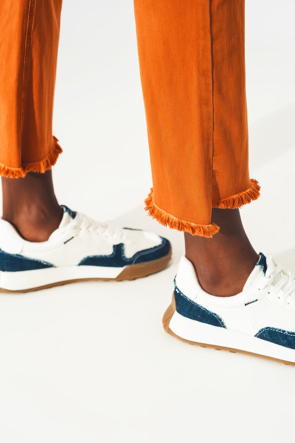Jean flare avec bord brut en orange
