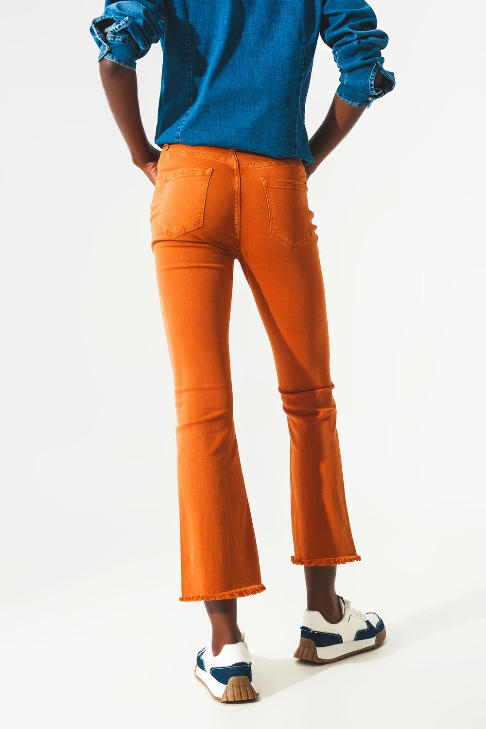 Jean flare avec bord brut en orange