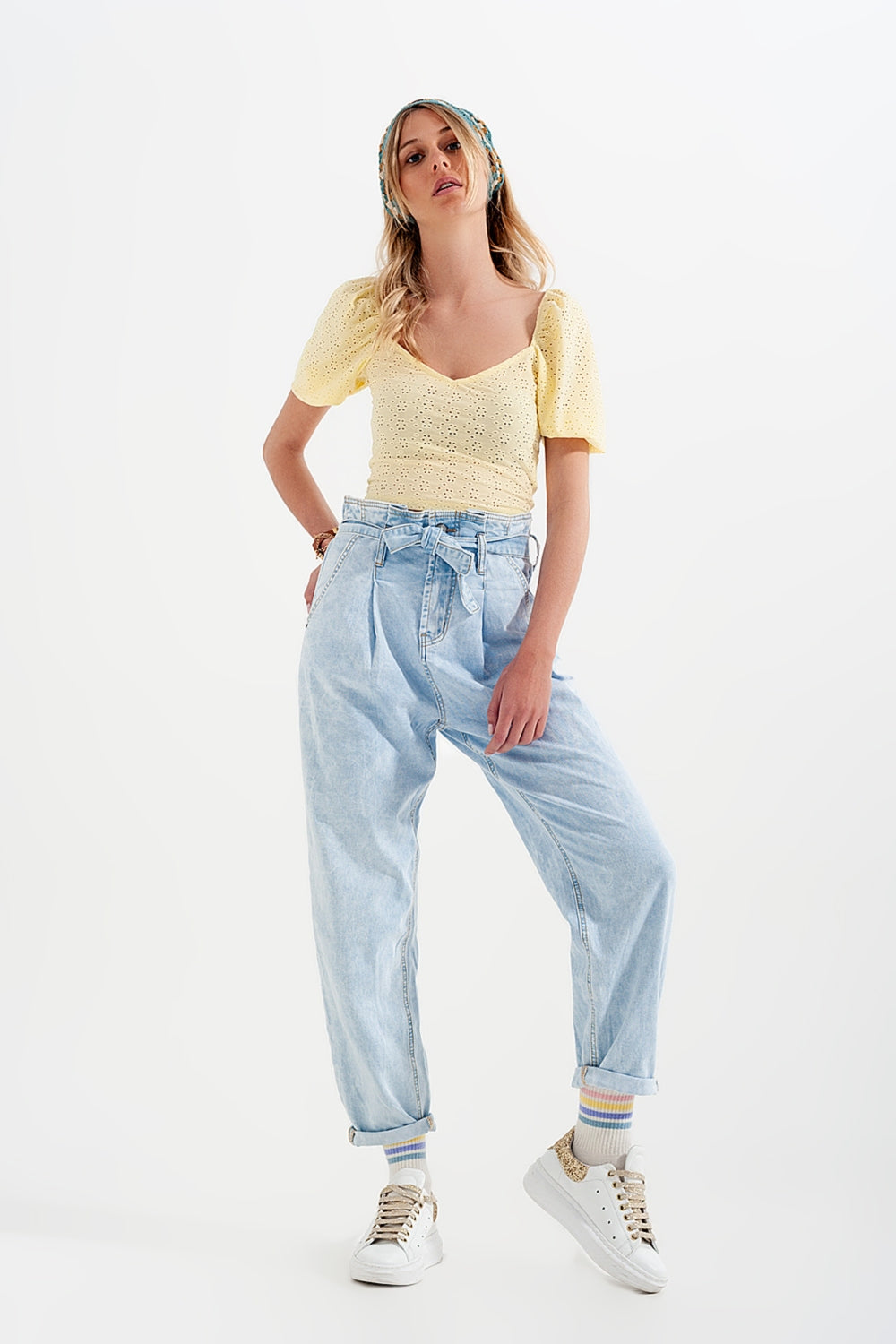 Jean fuselé à délavage clair vintage avec taille haute froncée