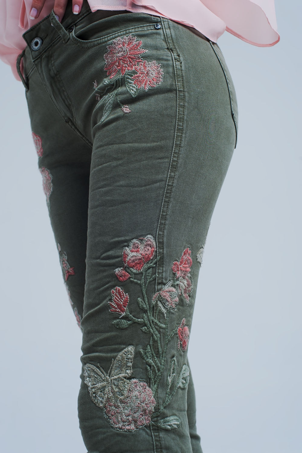 Jean kaki brodé de fleurs