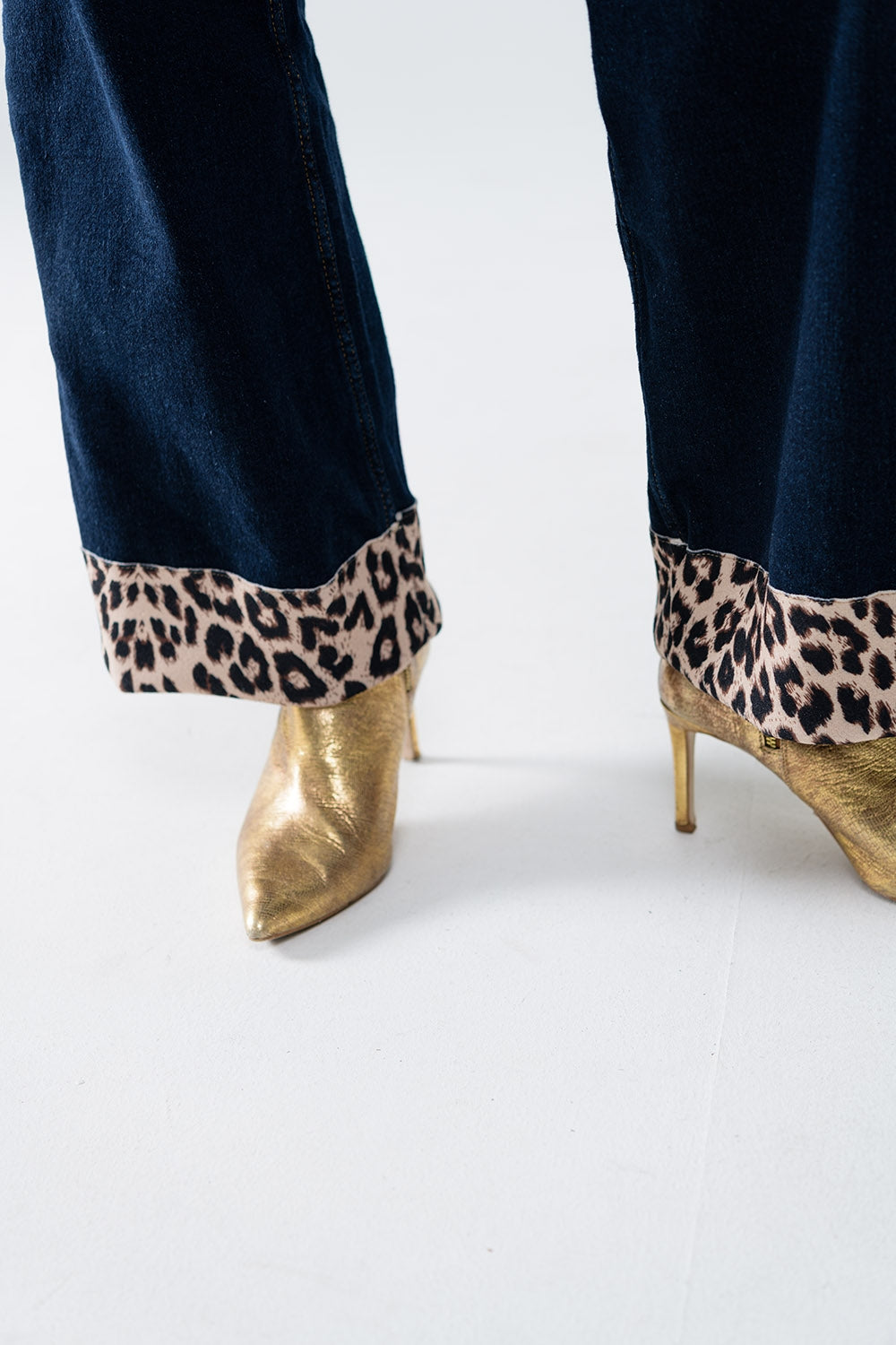 Jean large foncé avec détail léopard au bas de la jambe