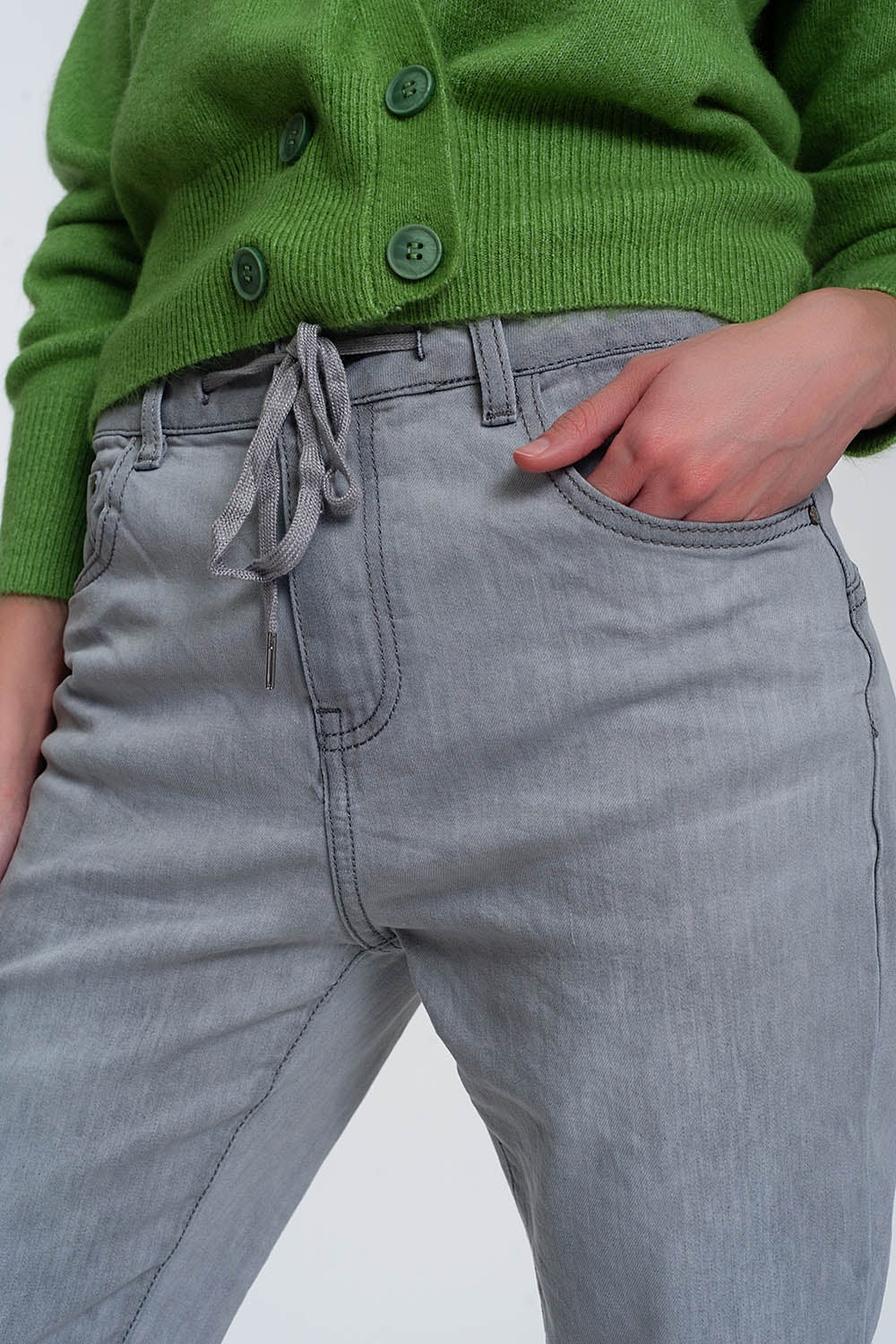 Jean léger style jogger en gris