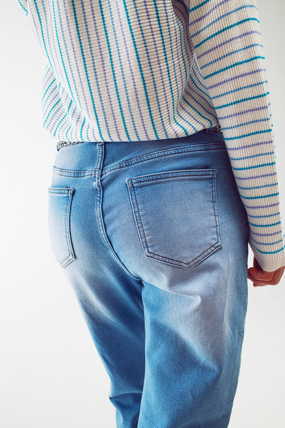 Jean mom à taille haute et détail boutonné