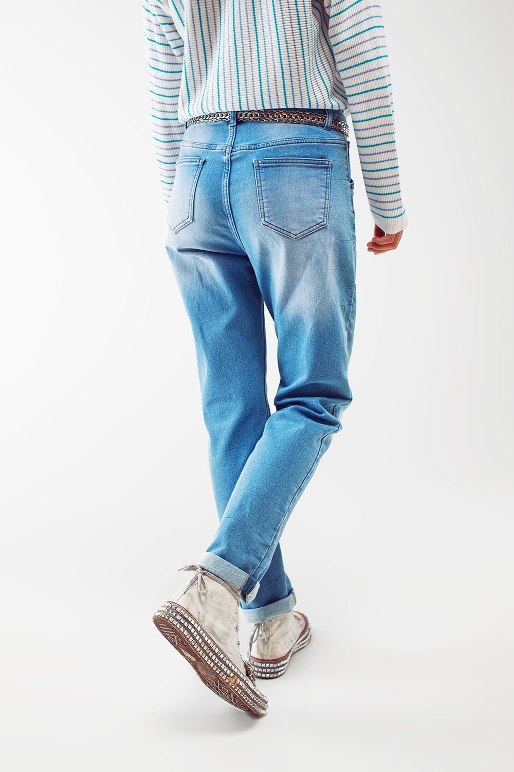 Jean mom à taille haute et détail boutonné