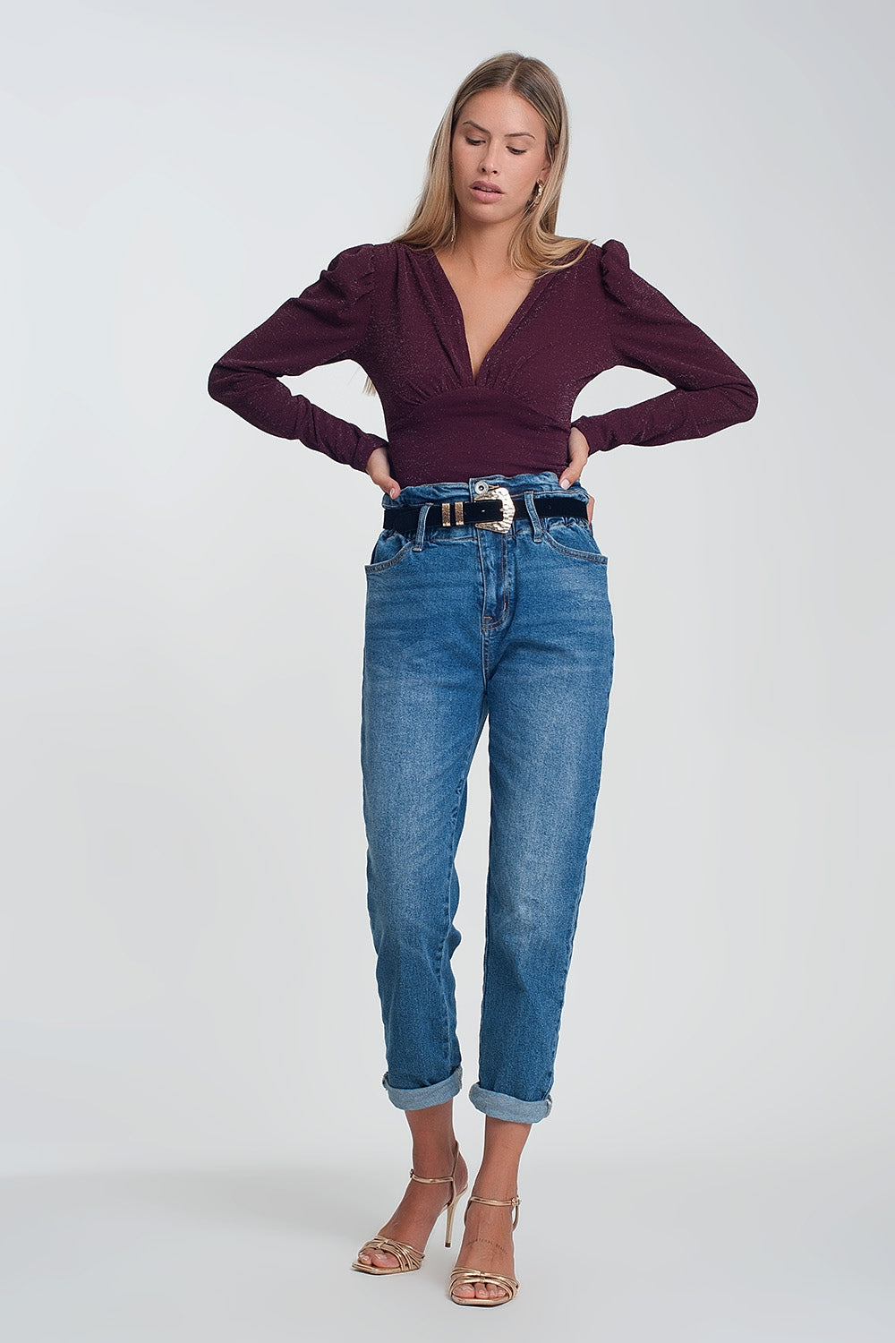 Jean mom à taille haute froncée en bleu délavé foncé