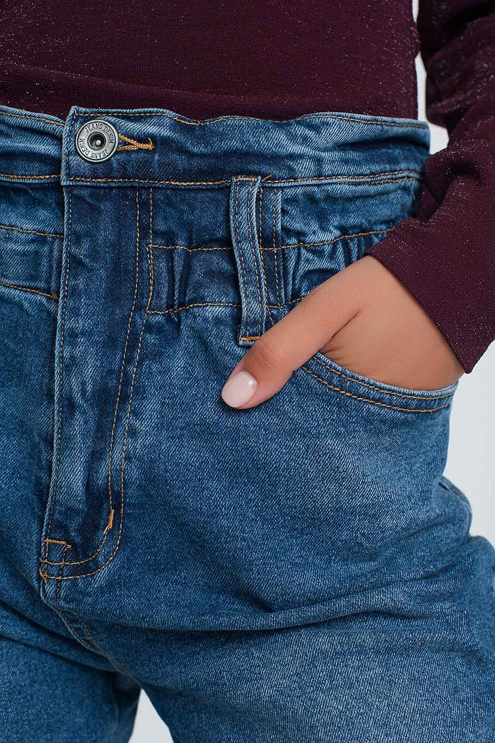Jean mom à taille haute froncée en bleu délavé foncé
