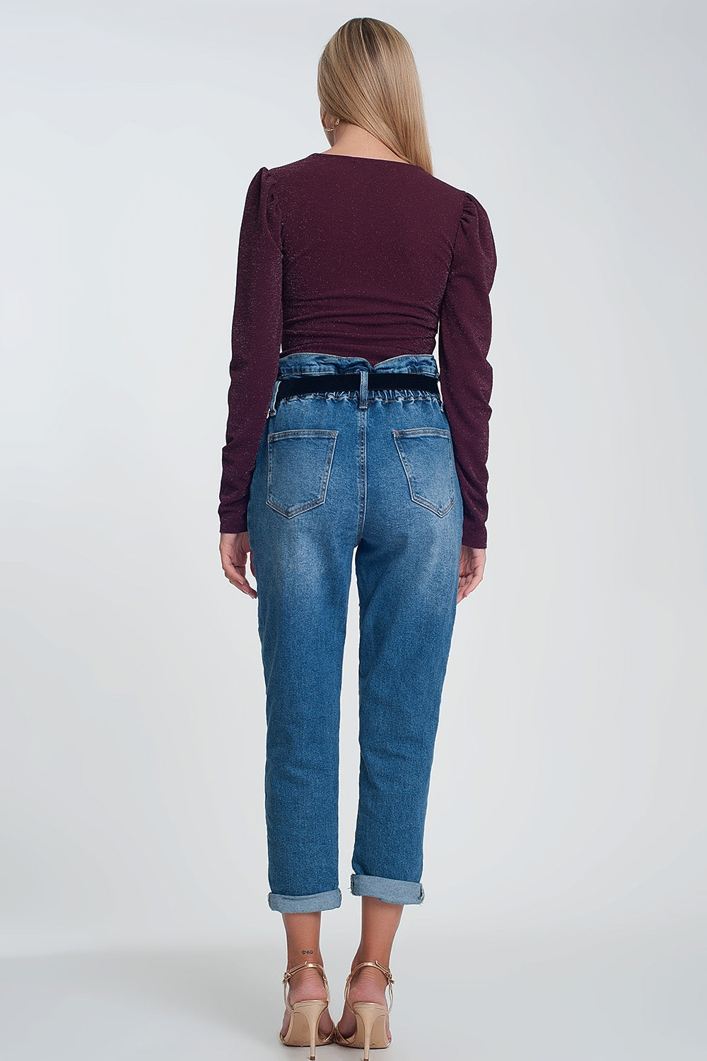 Jean mom à taille haute froncée en bleu délavé foncé