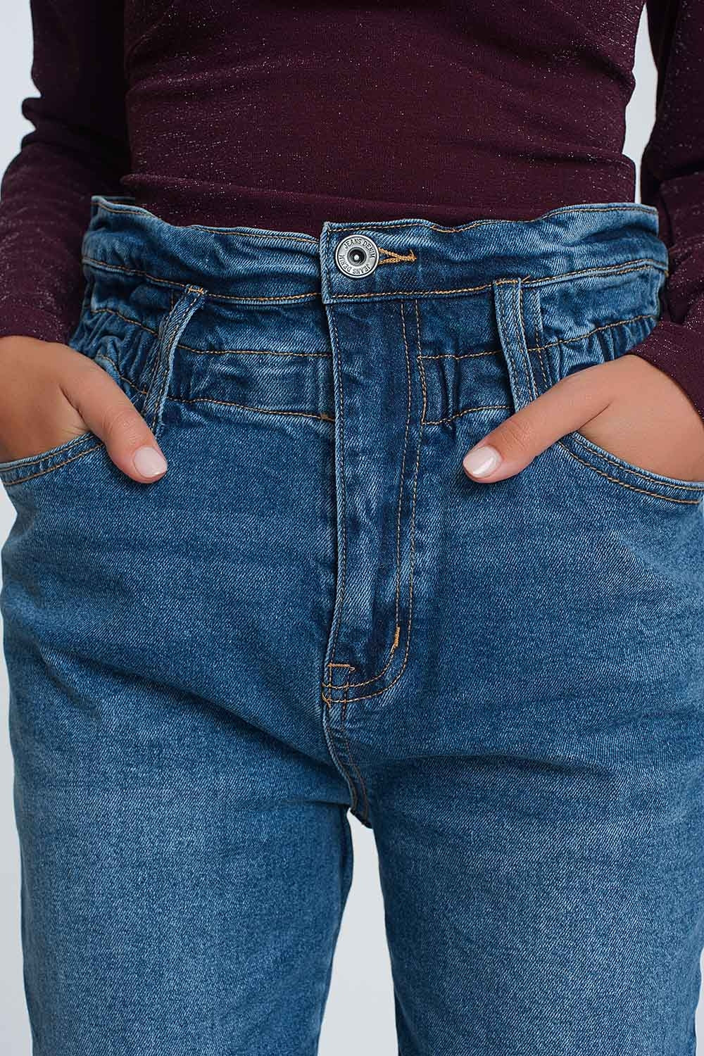 Jean mom à taille haute froncée en bleu délavé foncé