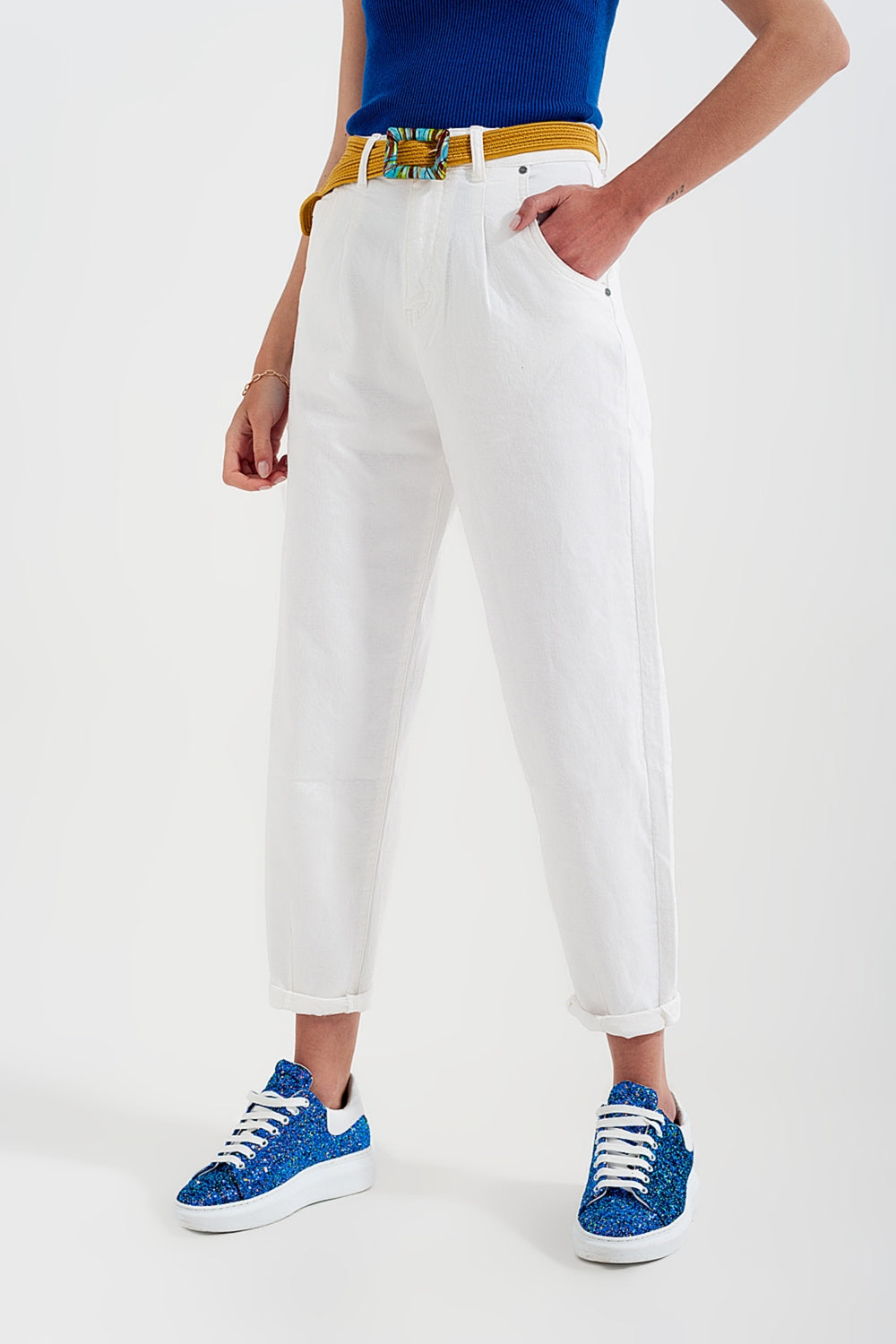 Jean mom avec taille haute et plis sur le devant en blanc