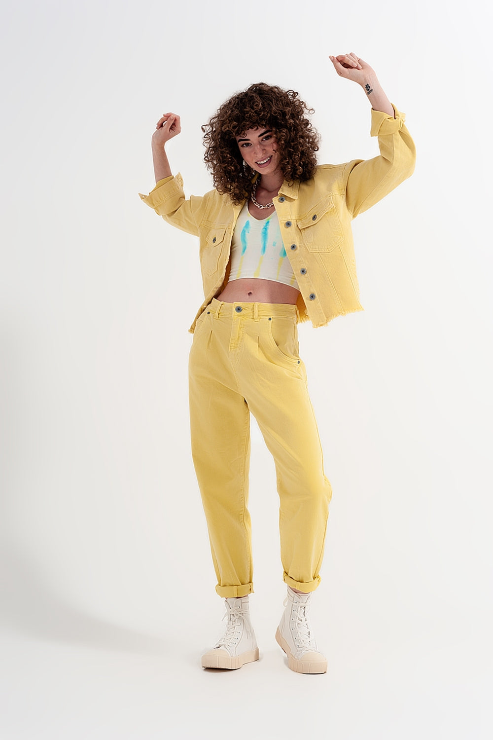 Jean mom avec taille haute et plis sur le devant en jaune
