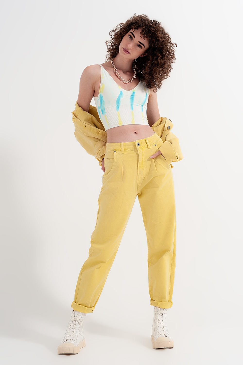Jean mom avec taille haute et plis sur le devant en jaune