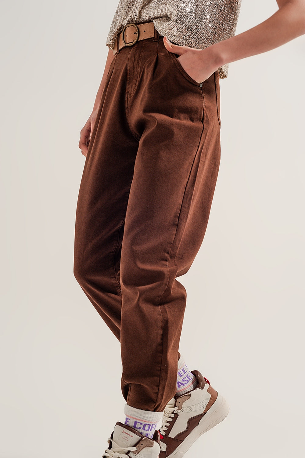 Jean mom avec taille haute et plis sur le devant en marron