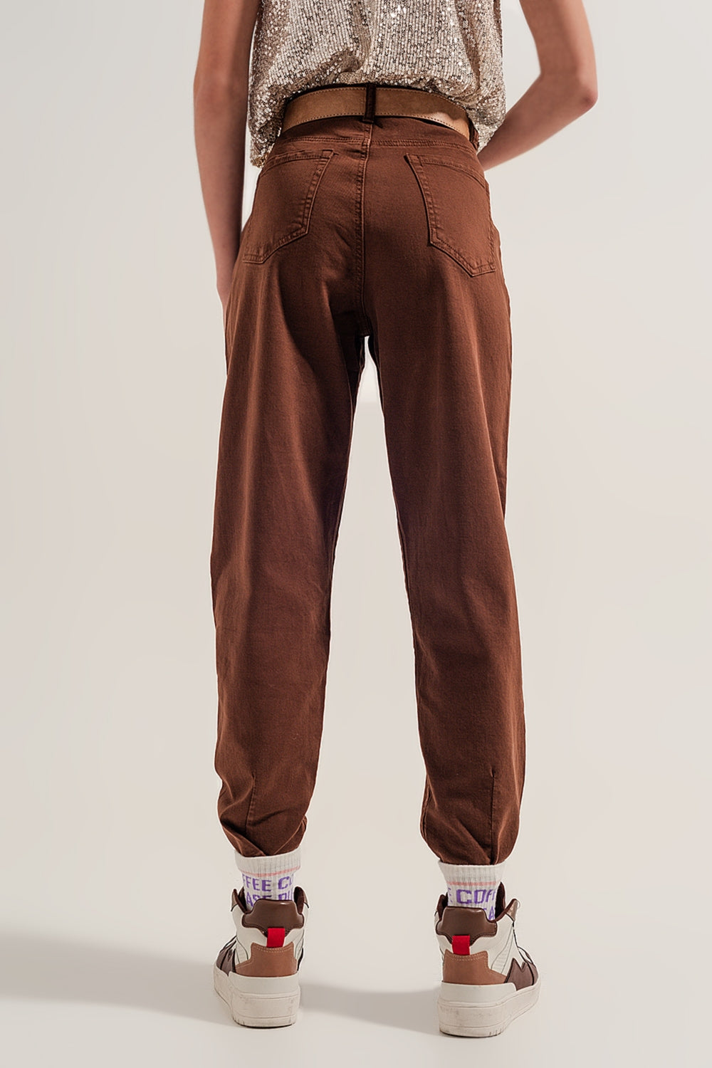 Jean mom avec taille haute et plis sur le devant en marron
