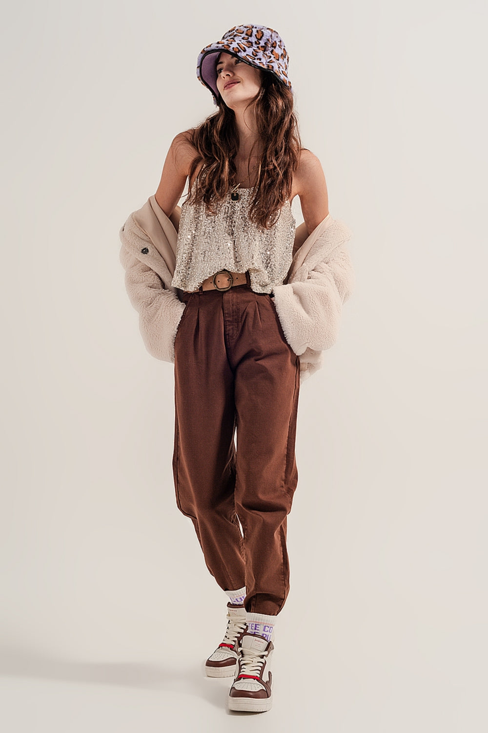 Jean mom avec taille haute et plis sur le devant en marron