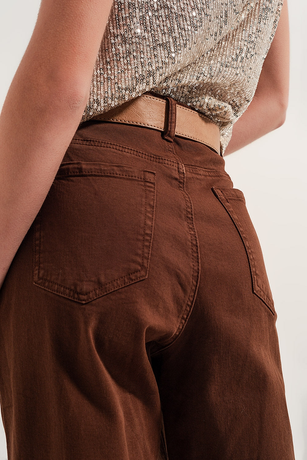 Jean mom avec taille haute et plis sur le devant en marron