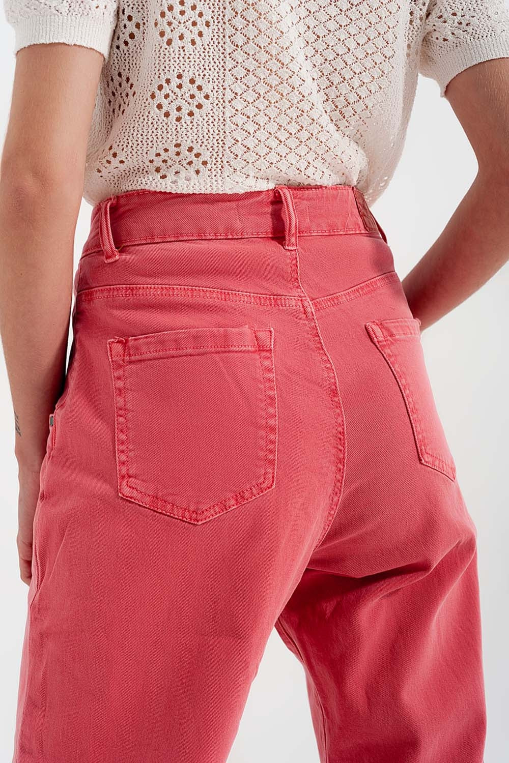 Jean mom avec taille haute et plis sur le devant en rose