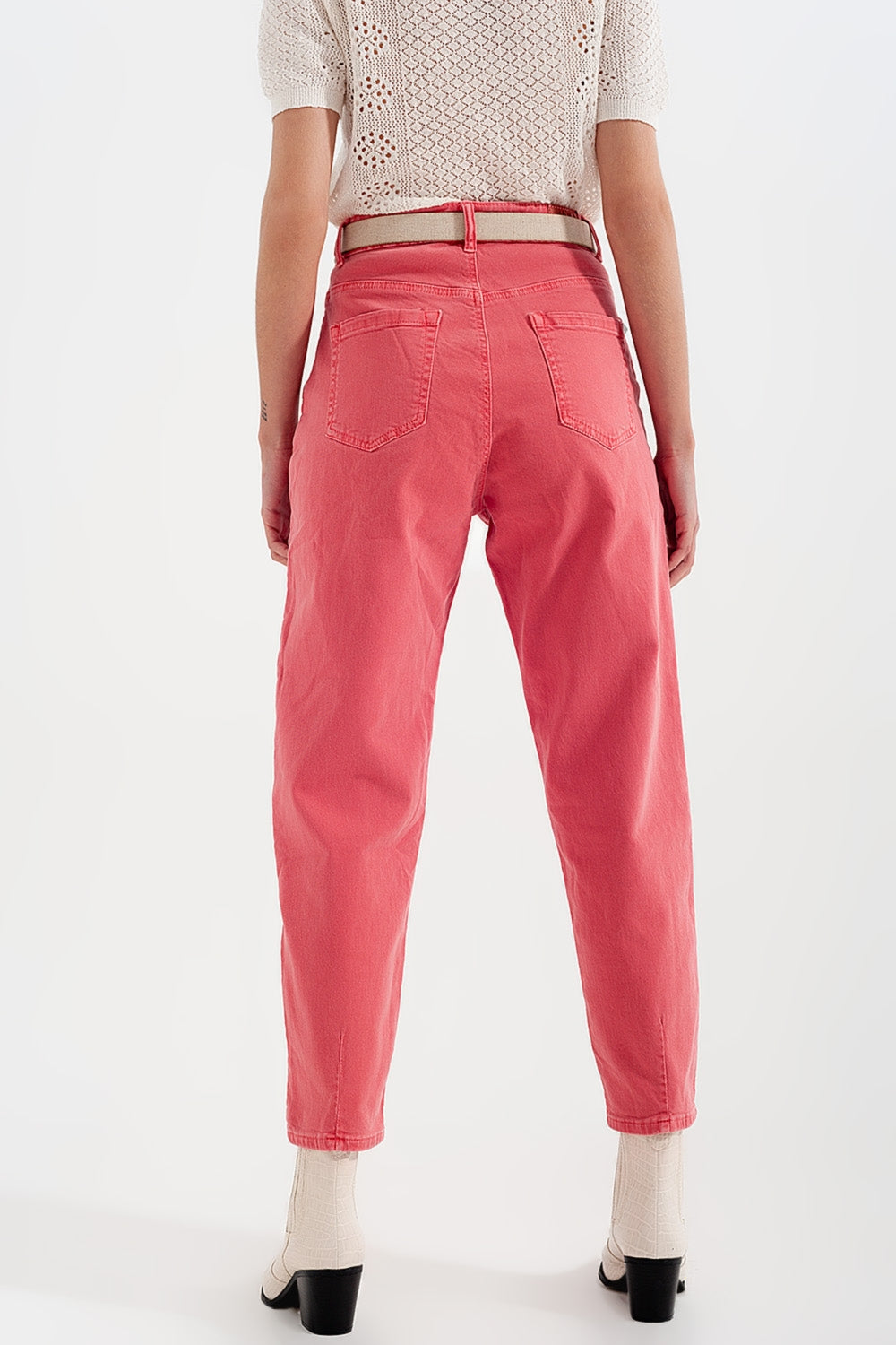 Jean mom avec taille haute et plis sur le devant en rose