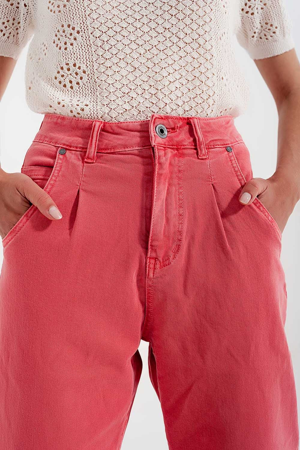 Jean mom avec taille haute et plis sur le devant en rose