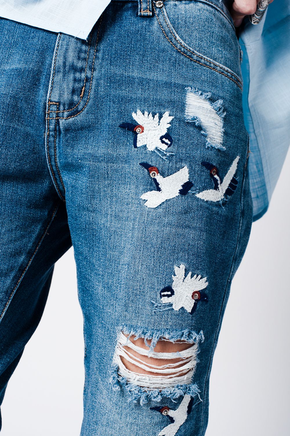 jean mom bleu et broderies oiseau