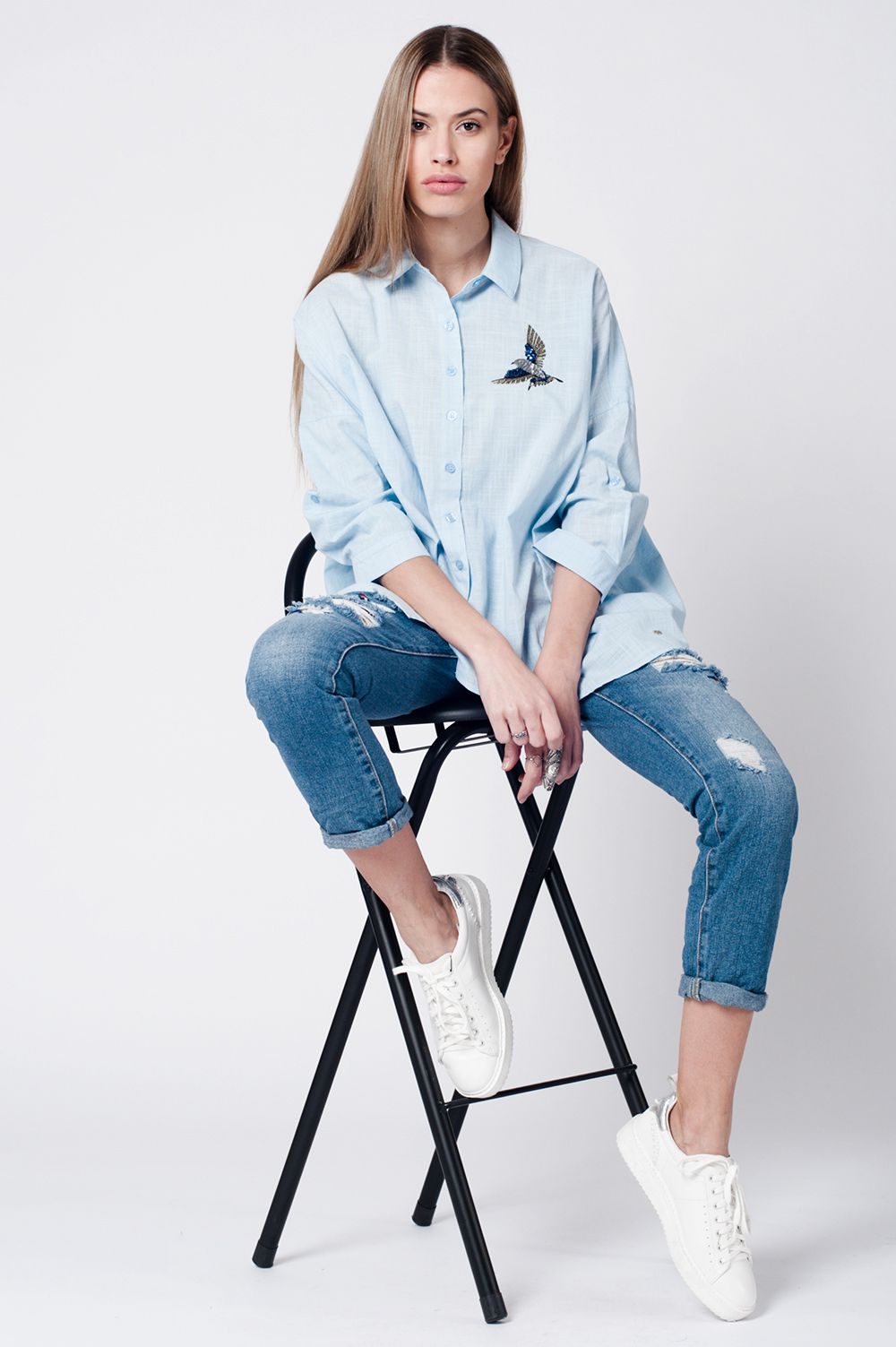 jean mom bleu et broderies oiseau