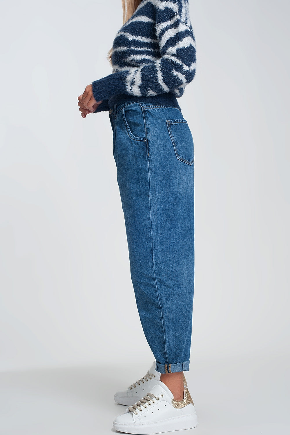 Jean mom taille haute avec deux volants à la taille en bleu délavé foncé