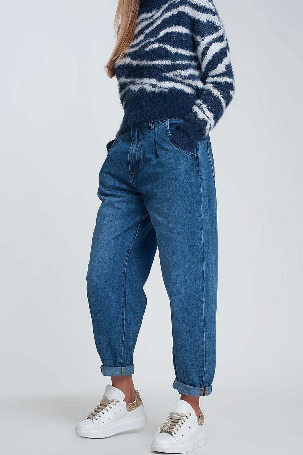 Jean mom taille haute avec deux volants à la taille en bleu délavé foncé
