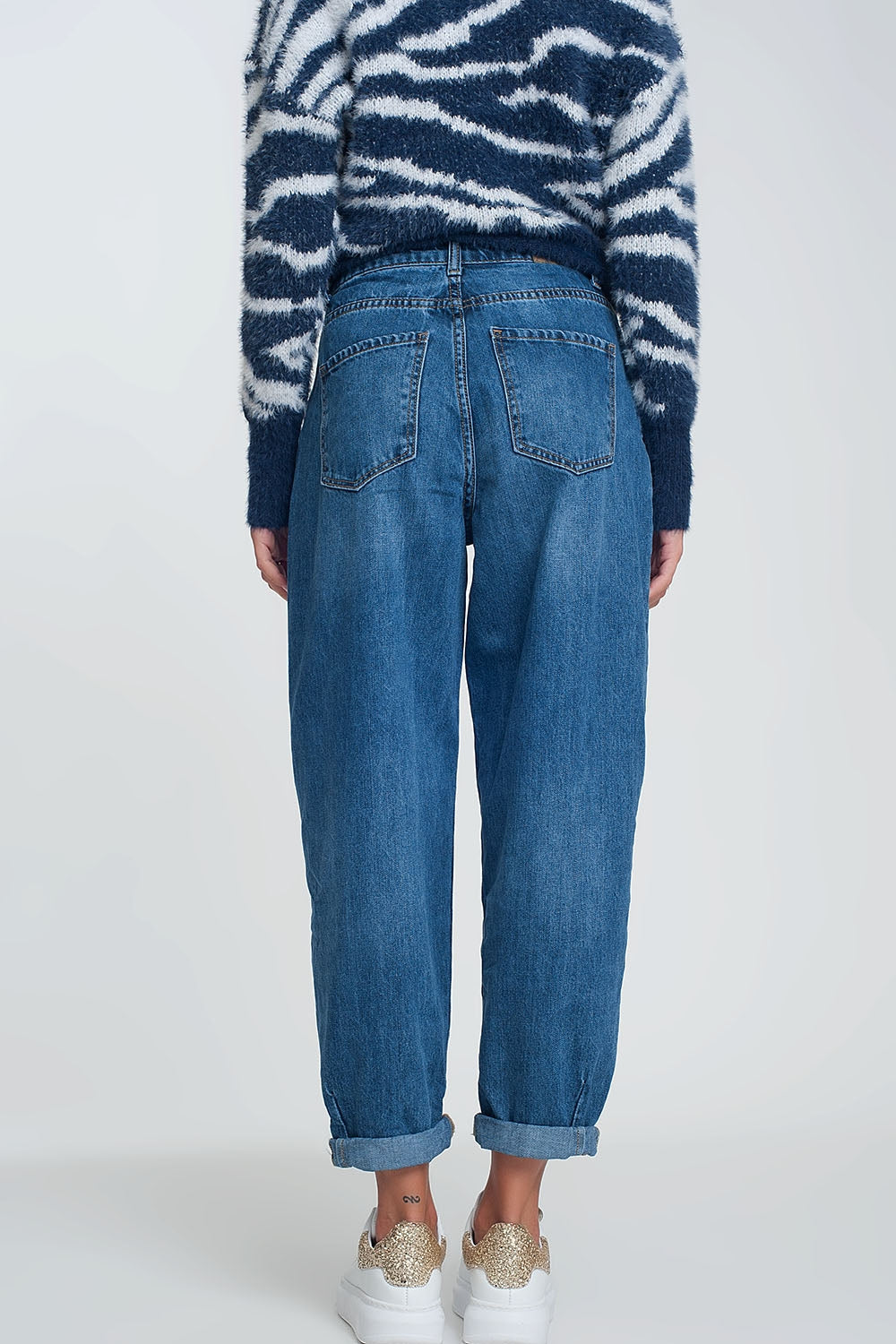 Jean mom taille haute avec deux volants à la taille en bleu délavé foncé