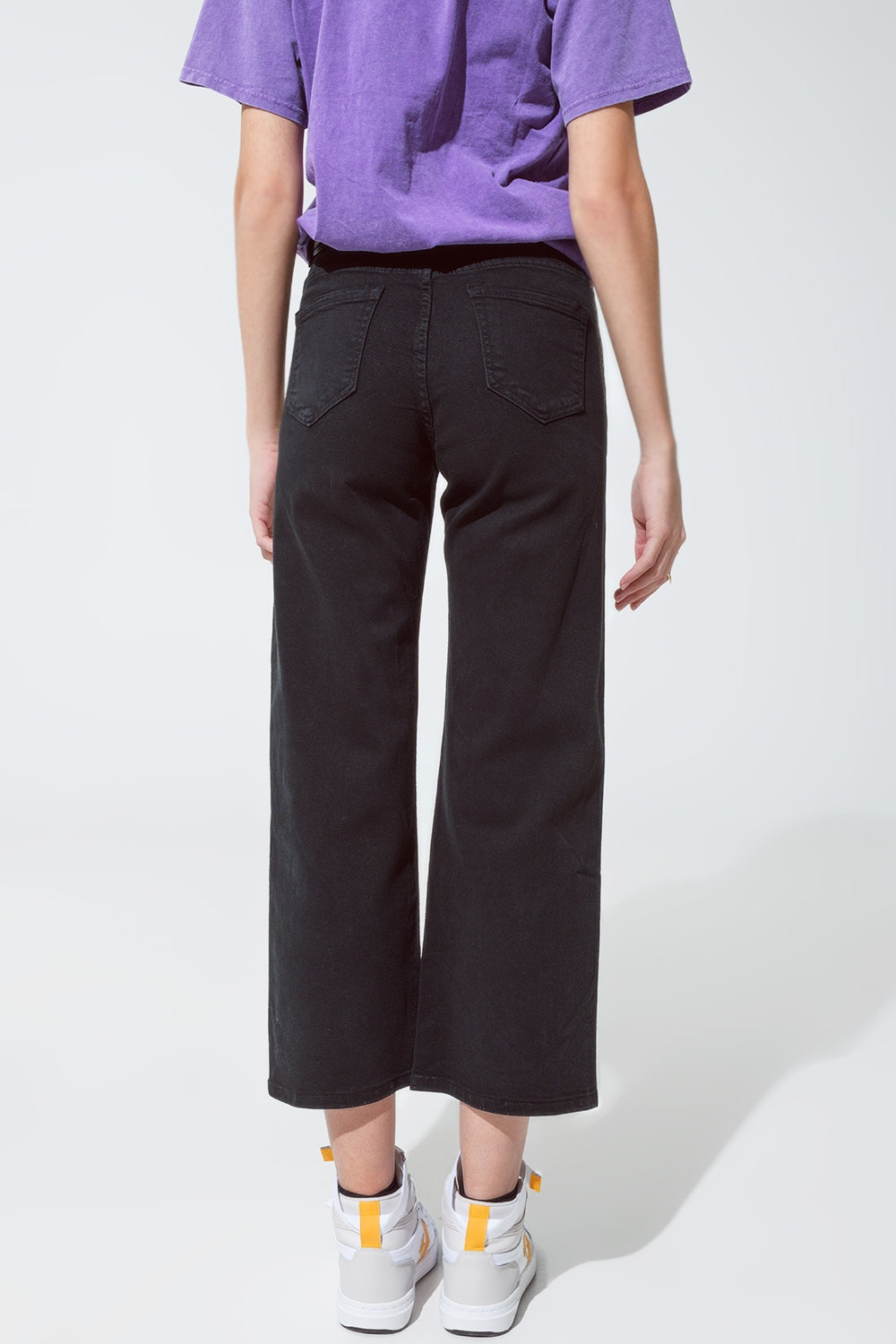 Jean noir à jambe droite avec reflets métalliques dorés