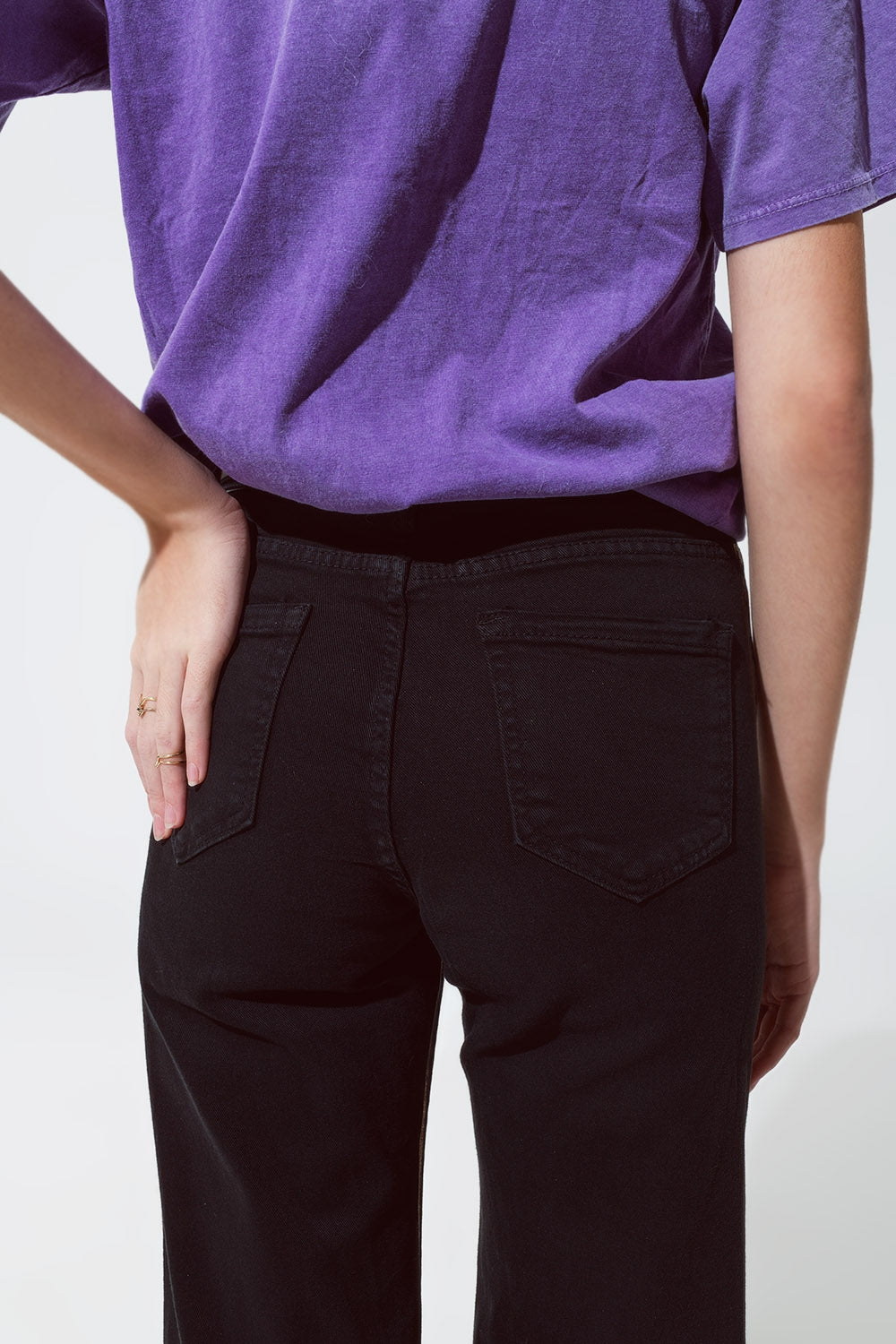 Jean noir à jambe droite avec reflets métalliques dorés