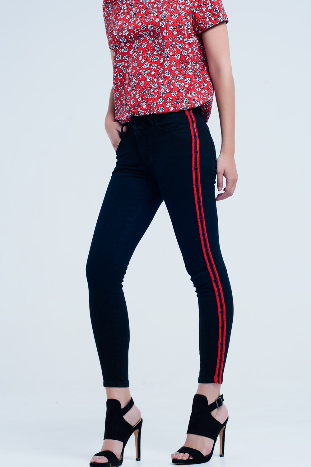Q2 Jean noir super skinny avec œillets latéraux