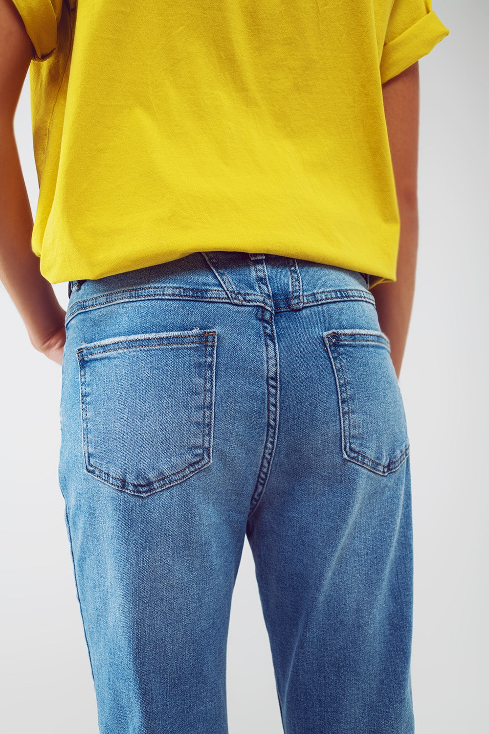 Jean Regular déchiré dans une teinte bleu clair